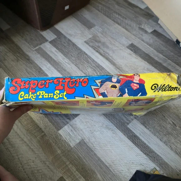Wilton Vintage 1977 DC Comics Superhero Cake Pan Set Superman Batman All Inserts - Picture 3 of 10